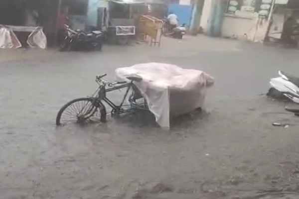 Ranchi submerged in the first heavy rain: Bakri Bazaar-Seva Sadan turned into ponds, Municipal Corporation's claims washed away