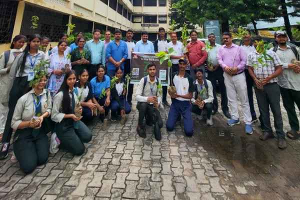 Ranchi: Distribution of saplings under the 'One Tree, One Life' campaign at Marwari College