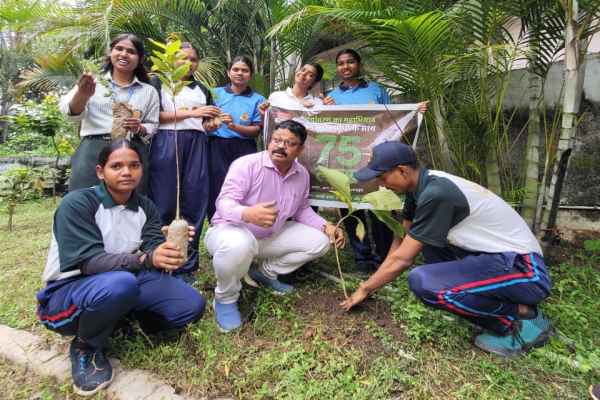 Ranchi: Distribution of saplings under the 'One Tree, One Life' campaign at Marwari College