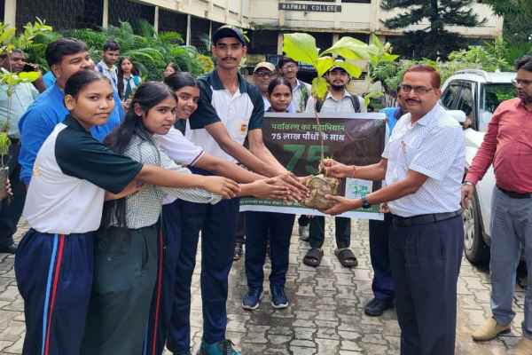 Ranchi: Distribution of saplings under the 'One Tree, One Life' campaign at Marwari College