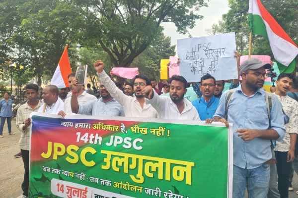 Ranchi: Candidates protest over 14th JPSC exam results, gherao commission office