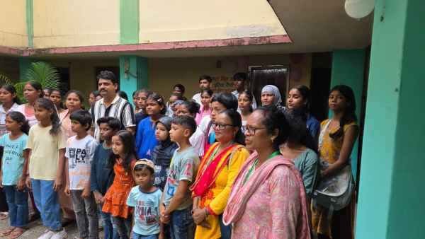Ranchi: 40 children visited the Bal Mitra police station, a police officer said, "Children should learn to trust the police, not fear them."
