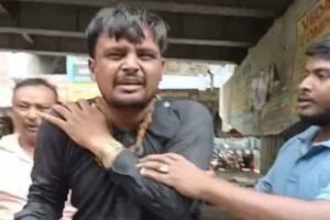पिटाई का वीडियो सोशल मीडिया पर भी तेजी से वायरल हो रहा