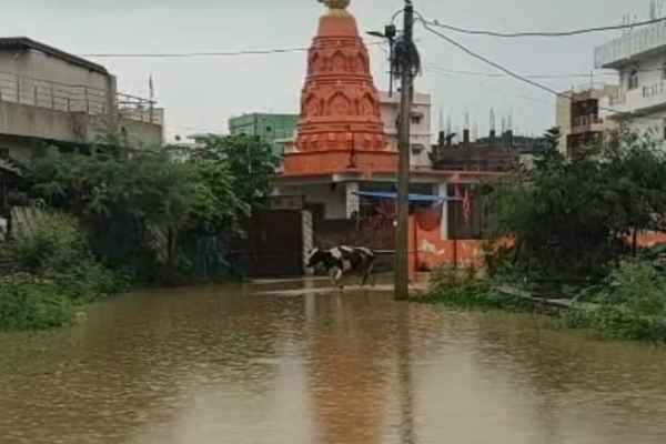 Ranchi: Tara Nagar gets submerged every time it rains, then the water of Pundag river enters the houses.