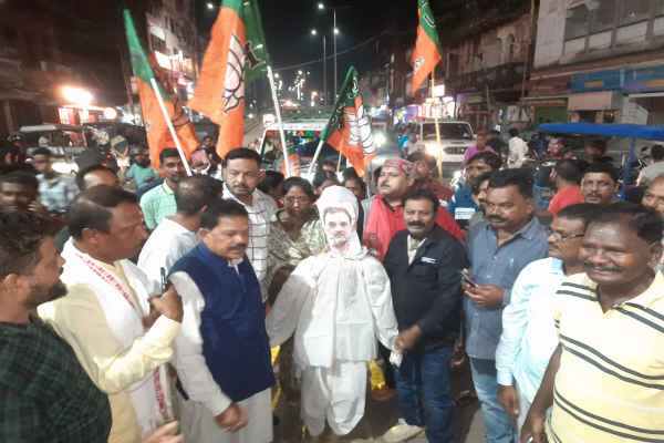 Chakradharpur: BJP burns effigy of Rahul Gandhi, accuses him of disrupting Parliament
