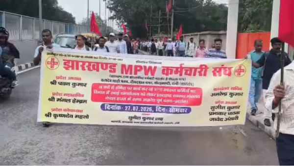 Ranchi: MPW health workers protest outside Nepal House, demand halt to new recruitment and regularisation