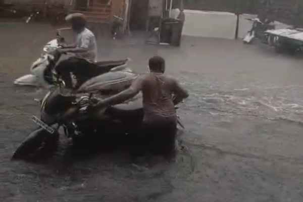 Ranchi submerged in the first heavy rain: Bakri Bazaar-Seva Sadan turned into ponds, Municipal Corporation's claims washed away