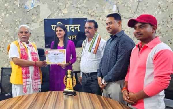 Hazaribagh: Investigative journalist Mahima Singh honored for the success of 'Operation Red Light'