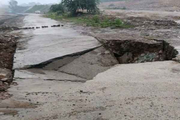 Bokaro: Road caves in during the first rain, raising questions about its quality