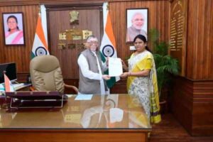 Sita Soren met the Governor and said, 'Santhal Pargana is burning', she listed the problems.