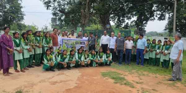 Gumla: Rotary Club of Gumla planted 50 saplings in Baghima High School, honoured the students.
