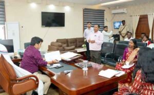 Chaibasa: DC listened to the grievances of the common people, instructed the officials to provide quick solutions.