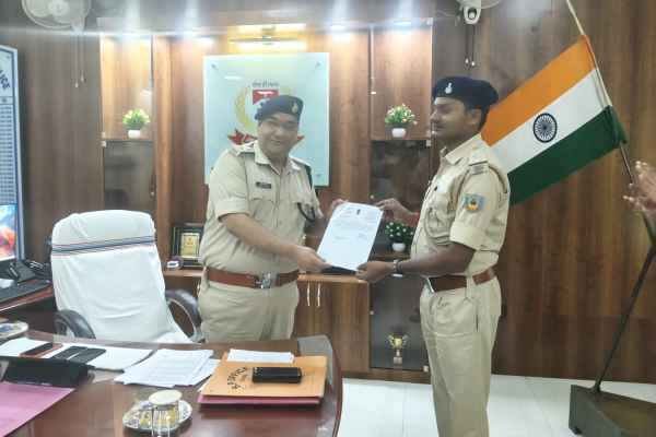 Chatra: Crime seminar organized under the chairmanship of SP, police officers doing excellent work honored.