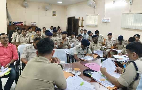 Chatra: Crime seminar organized under the chairmanship of SP, police officers doing excellent work honored.