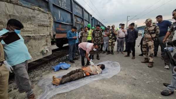 Hazaribagh: The body of an unidentified man was recovered from a freight train wagon at Banadag railway siding, with injury marks on the body; police investigating.