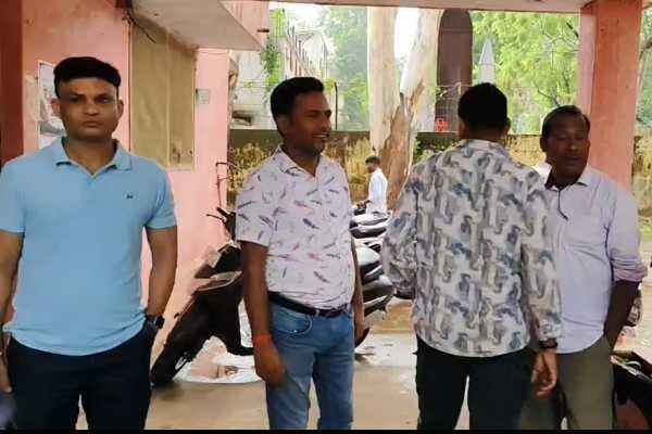 लघु सिंचाई विभाग कार्यालय में हंगामे के बाद जुटे संवेदक