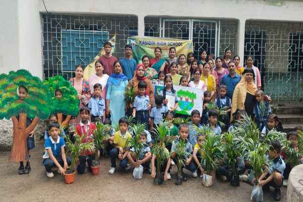 Students and parents planted saplings.