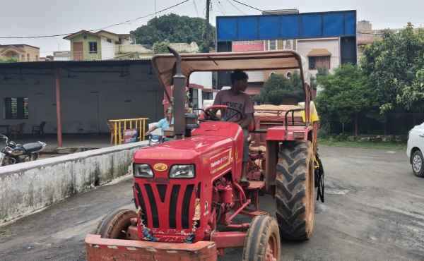 Jamtara: Mining department takes action, tractor loaded with illegal sand seized