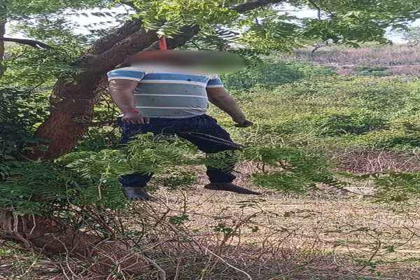 नीम के पेड़ से लटका मिला अज्ञात युवक का शव