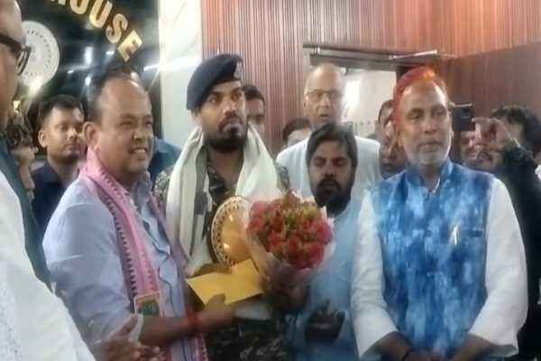 जवान सद्दाम हुसैन को सम्मानित करने पहुंचे स्वास्थ्य मंत्री इरफान अंसारी