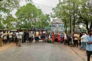 सिमडेगा: खैरन टोली पेट्रोल पंप के पास सड़क हादसे में एक की मौत, लोगों ने किया एनएच 143 जाम