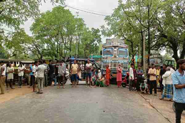 सिमडेगा: खैरन टोली पेट्रोल पंप के पास सड़क हादसे में एक की मौत, लोगों ने किया एनएच 143 जाम