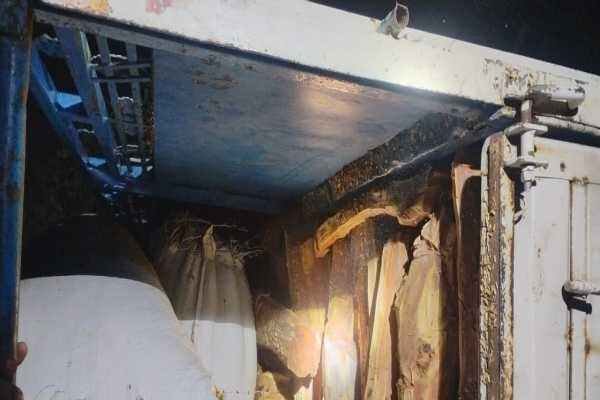 कोडरमा में खैर लकड़ी लोड पिकअप वैन जब्त