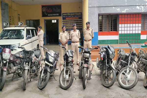 चोरी के 9 Bike के साथ एक नाबालिग समेत दो चोर गिरफ्तार