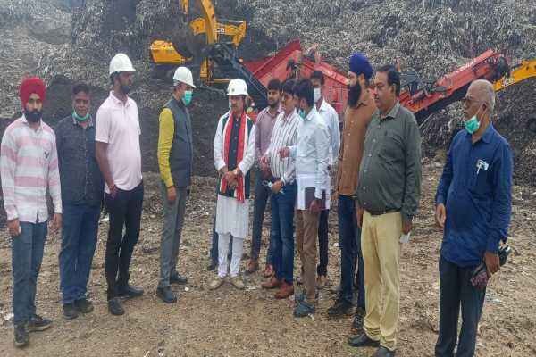 केंद्रीय राज्य मंत्री ने देखा बायोगैस