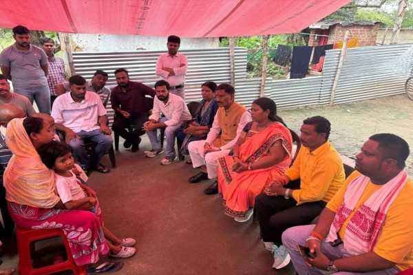 धुर्वा में मृतक सूरज नायक के परिजनों से मिले केंद्रीय मंत्री संजय सेठ