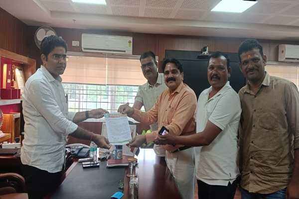 राज्यपाल के नाम उपायुक्त को सौंपा ज्ञापन