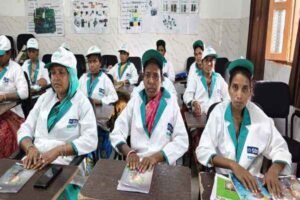 महिलाओं और युवतियों को आत्मनिर्भर बनाने को लेकर दिया जा रहा है प्रशिक्षण