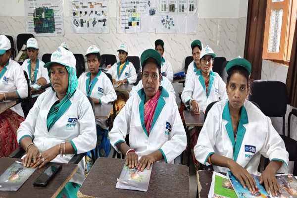 महिलाओं और युवतियों को आत्मनिर्भर बनाने को लेकर दिया जा रहा है प्रशिक्षण