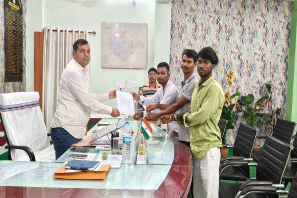 सड़क निर्माण की मांग को लेकर छात्रों व ग्रामीणों ने एसडीएम को सौंपा ज्ञापन