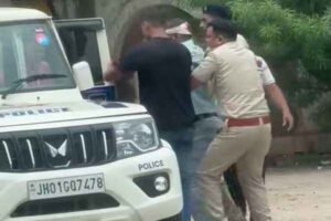 मोरहाबादी में चेकिंग के दौरान थार चालक ने लालपुर थाना के ड्राइवर को कुचलने का किया प्रयास