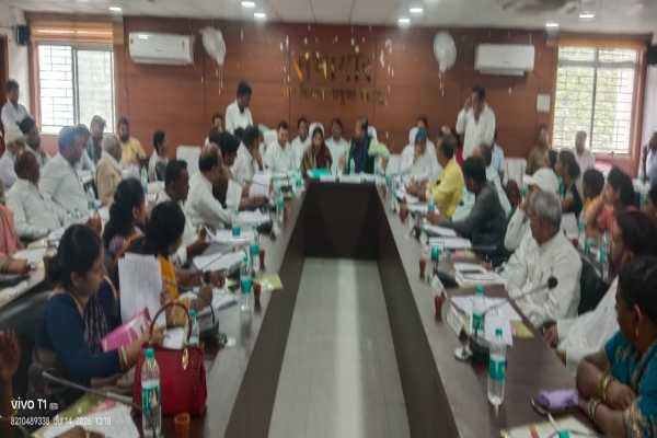 पलामू जिला परिषद की बैठक में अधिकारियों की अनुपस्थिति पर भड़के वित्त मंत्री राधाकृष्ण किशोर