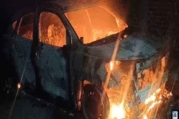 असामाजिक तत्वों ने घर के बाहर खड़ी एक कार में आग लगा दी