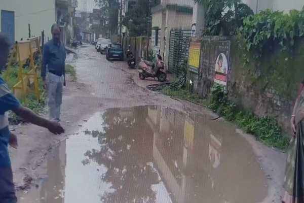 सड़कों पर जल जमाव से लोग काफी परेशान
