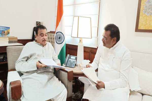 सांसद मनीष जायसवाल ने नितिन गडकरी से की मुलाकात