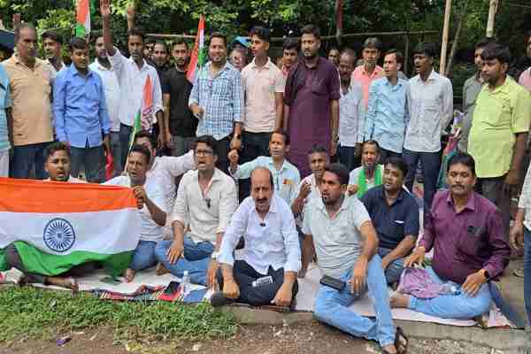 शिक्षा मंत्री के इस्तीफे की मांग