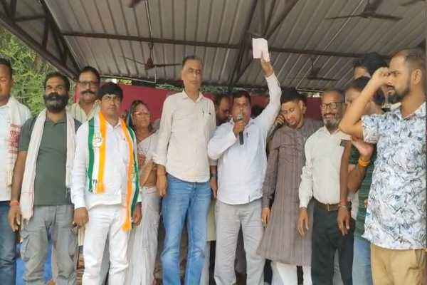 शिक्षा मंत्री के इस्तीफे की मांग