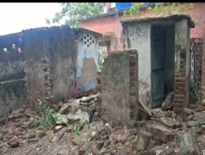 शौचालय गिरने से खुले में शौच को मजबूर छात्र-छात्राएं