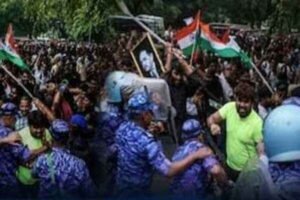 तिरंगा के साथ विरोध करते प्रदर्शनकारी