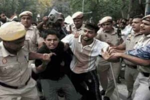 प्रदर्शनकारियों और पुलिस में धक्का मुक्की