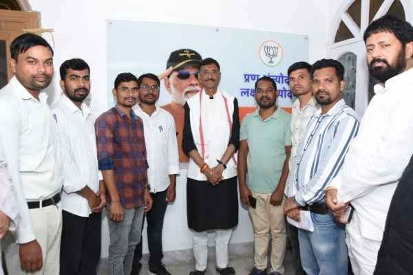 Ranchi: NET-JRF qualified students appealed to Minister of State for Defence Sanjay Seth to help them overcome the shortage of PhD guides.