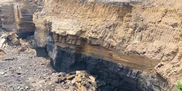 Hazaribagh: Two labourers died when a mine shaft collapsed during coal mining in Lurunga.