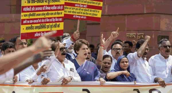 Protest in Parliament premises: Congress MPs protest against police action on students, demand an apology from Home Minister Amit Shah