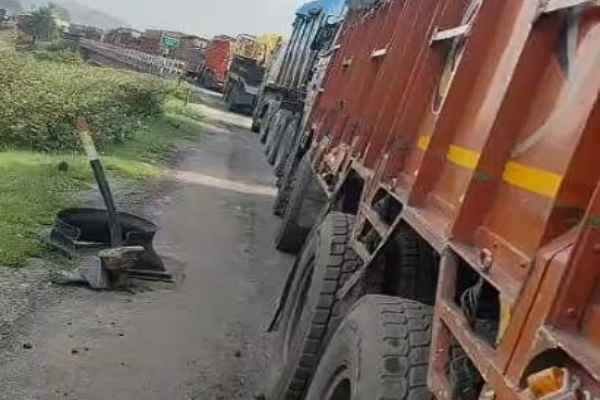 Coal transport stalled due to the Hazaribagh-Simaria road blockage, threatening power plants, hundreds of trucks stranded for five days, drivers facing food and water shortages, and the public also suffering.