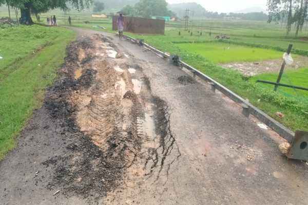 नई सड़क हुई बदहाल