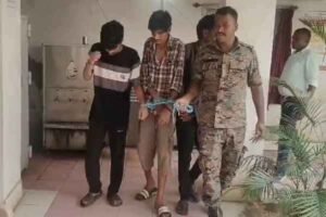 Three youths who entered Gumla to steal were caught by a mob, tied with ropes and beaten for an hour; police saved their lives.